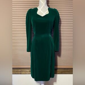 Elegant Vintage Emerald Green Velvet Dress